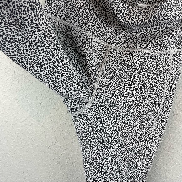 Athleta Salutation Stash Pocket II 7/8 Textured Tight - Picture 10 of 10